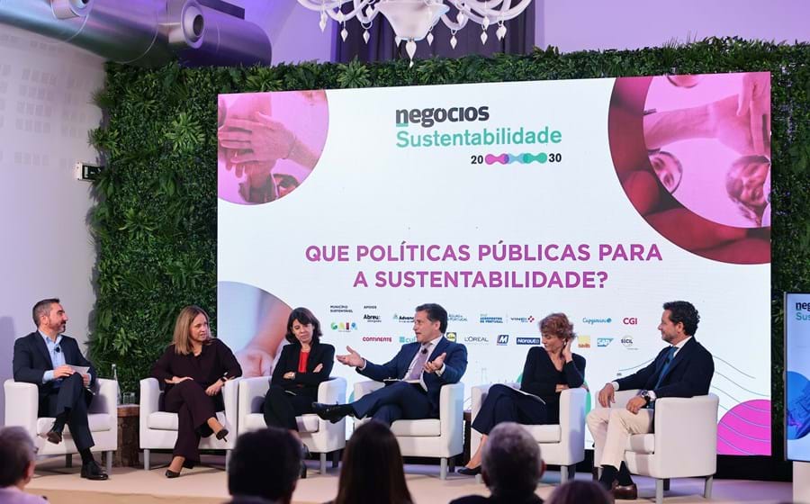 Paulo Ribeiro Pinto, jornalista do Jornal de Negócios, Clara Raposo, vice governadora do Banco de Portugal, Inês Drumond, Vice-Presidente da CMVM, Manuel de Andrade Neves, Sócio da Abreu Advogados e Co-Coordenador da Área de Prática de Público & Ambiente, Nazaré Costa Cabral, Presidente do Conselho de Finanças Públicas e Luís Araújo, Presidente, Turismo de Portugal.