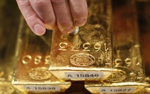 Ouro sobe 2,5%, supera fasquia dos 1.900 dólares e negoceia em máximos de setembro