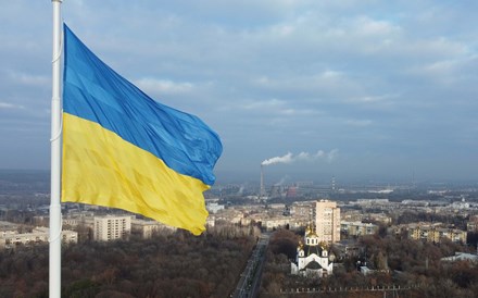 Economia da Ucrânia resiste apesar da guerra e pode crescer em 2024