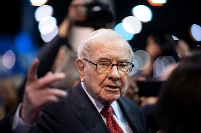 Meio mundo em Omaha para ver Warren Buffett abrir o jogo