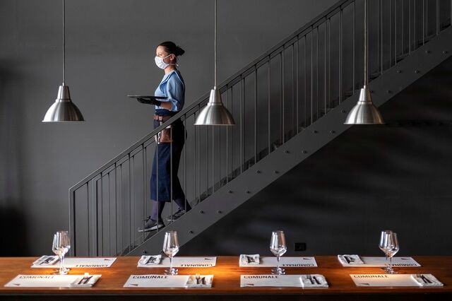 Trabalhadores com segundos empregos em máximos