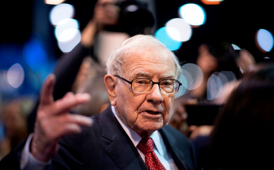 Warren Buffett diz que já vendeu algumas ações de bancos regionais nos últimos seis meses.