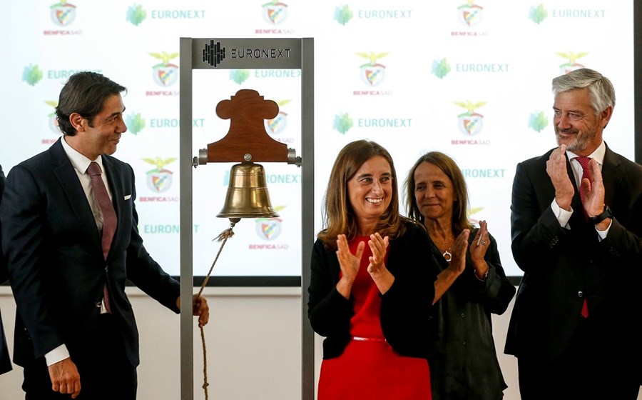 O co-CEO da SAD benfiquista Domingos Soares de Oliveira (à direita) classifica a operação como tendo sido um sucesso, apesar de ter oferecido a taxa de juro mais elevada numa década.