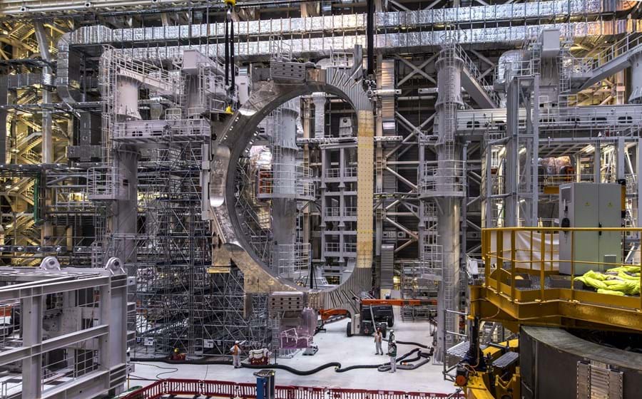 A ser construído em França, o reator de fusão nuclear ITER pesará 23 mil toneladas e atingirá uma temperatura de 150 milhões de graus Celsius para produzir 500 MW em 10 minutos.