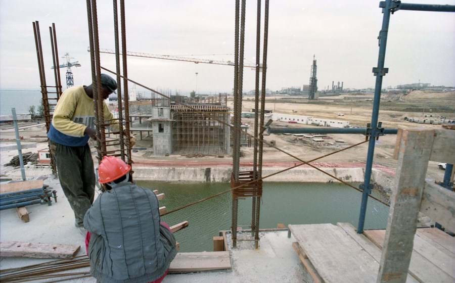 Local das obras do atual Parque das Nações, antiga Expo 98. Trabalhadores