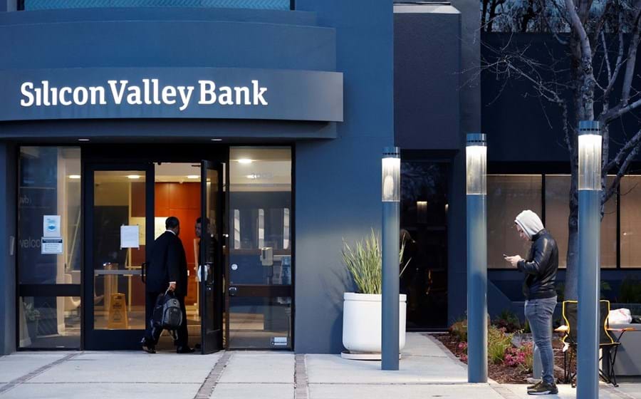 O SVB atuava junto de startups, que deixaram de conseguir financiar-se por causa dos juros. Levantaram depósitos, precipitando o fim do banco.