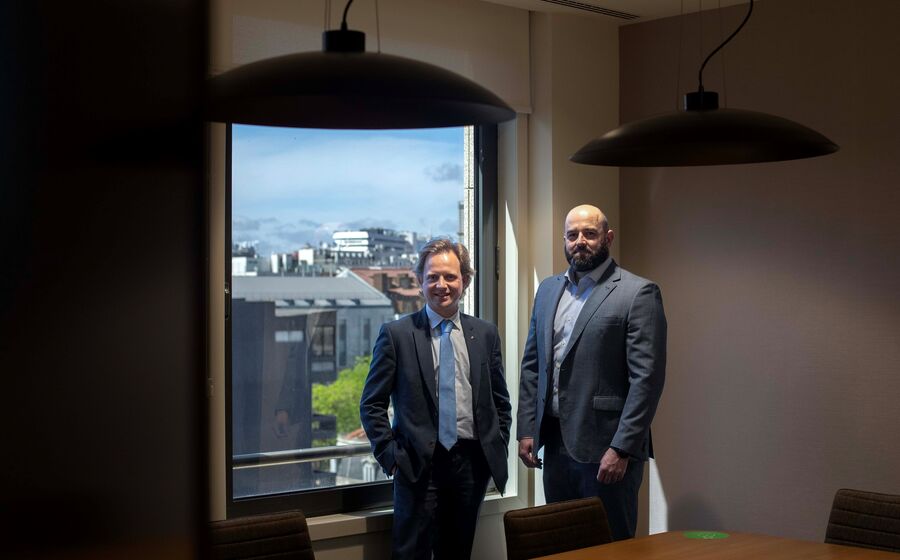Enrique Becerra (à dta.), diretor de investimento do Abanca, e Hugo Freitas, responsável da área em Portugal.
