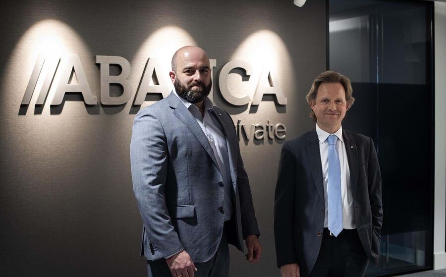 Enrique Becerra (à esq), diretor de investimento do Abanca, e Hugo Freitas, responsável da área em Portugal.