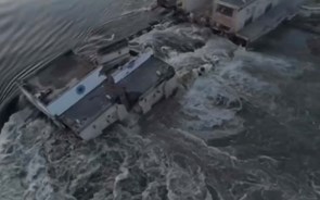 Barragem na Ucrânia: 40 povoações submersas e 16 mil deslocados. Zaporzizhya sem risco imediato