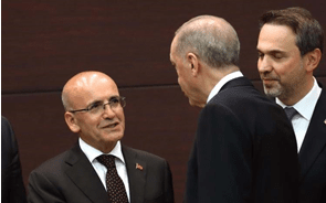 Lira turca vive tombo histórico com mudança de políticas económicas