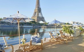 SPA Cruise da Dior prepara-se para zarpar nas águas do Sena