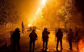 França admite instaurar estado de emergência devido a protestos. Veja as imagens 
