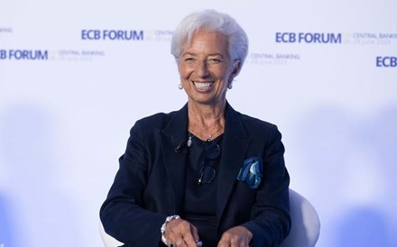 Lagarde frisa que manter juros no nível atual pode ajudar contra inflação