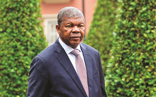 Presidente angolano aprova salário suplementar para funcionários públicos