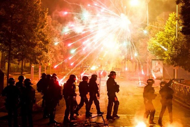 A ferro e fogo. As imagens dos confrontos violentos em França