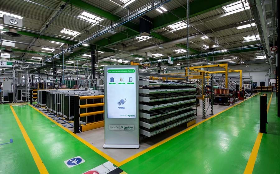 A “smart factory” da Schneider Electric em Le Vaudreuil (França) é uma das mais eficientes que a empresa tem no mundo, com reduções na fatura energética que vão até 30%.