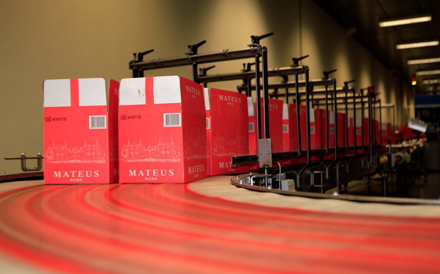 Com duas garrafas vendidas a cada três segundos em mais de 100 mercados,      o Mateus Rosé continua a ser o vinho português mais exportado.