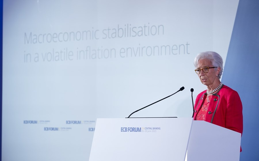 A partir de Sintra, onde decorre o fórum anual do Banco Central Europeu (BCE), Christine Lagarde disse que são esperadas mais subidas de juros.