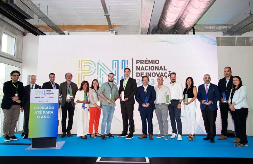 Foto de grupo com os vencedores da primeira edição do Prémio Nacional de Inovação