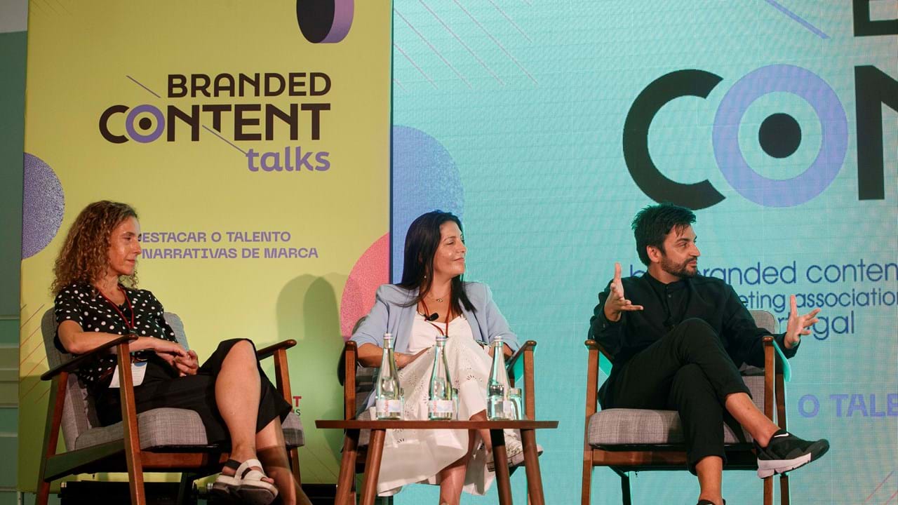 Da direita para a esquerda, Hugo Veiga, Cláudia Rodrigues e Susana Albuquerque, durante a conversa sobre os cases Dove e Samsung, conteúdos de brand storytelling que marcaram pelo impacto nas pessoas.