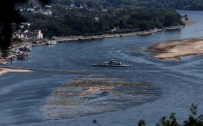 Transporte de mercadorias no rio Reno a meio gás devido à seca