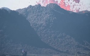 Vulcão na Islândia volta a entrar em erupção 