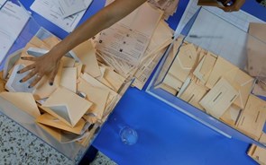 PP vence eleições em Espanha, mas coligação com Vox falha maioria absoluta