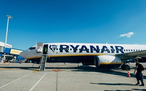 Lucros da Ryanair sobem 59%. Companhia anuncia primeira distribuição regular de dividendos