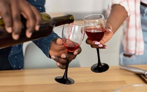 Está a arrefecer bem o seu vinho? Um especialista revela erros e truques