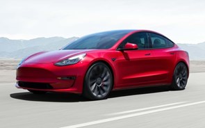 Tesla volta a baixar preços nos EUA