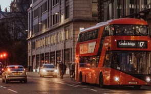 Inglaterra vai cobrar taxa a carros poluentes em quase toda a Grande Londres