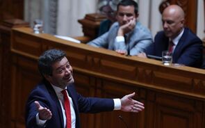 Ventura diz que PM quer fazer de Portugal 'a maior casa de alterne da Europa'. Santos Silva deixa aviso.