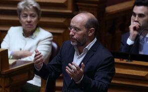 Livre desafia PM para reunião com partidos da oposição. 'Tem o meu telemóvel, é só marcar' responde Costa