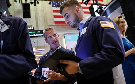 Inflação nos EUA gera receios de novo aperto da Fed. Wall Street pinta-se de vermelho