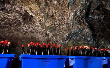 Vinho da gruta com sabor a lava e a mar