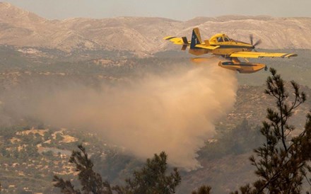 Incêndios em Rodes levam à maior operação de evacuação de sempre e TUI suspende voos