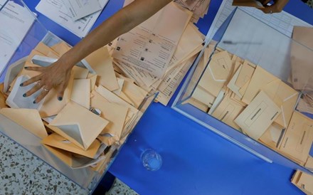 PP vence eleições em Espanha, mas coligação com Vox falha maioria absoluta
