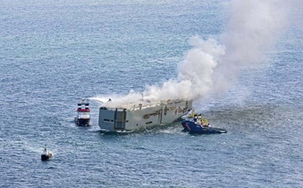 Navio com três mil carros a bordo incendeia-se ao largo dos Países Baixos