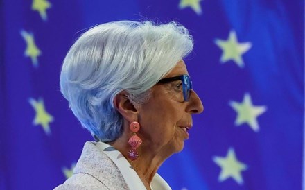 Taxas na Zona Euro vão manter-se num nível restritivo durante o tempo necessário, reitera Lagarde
