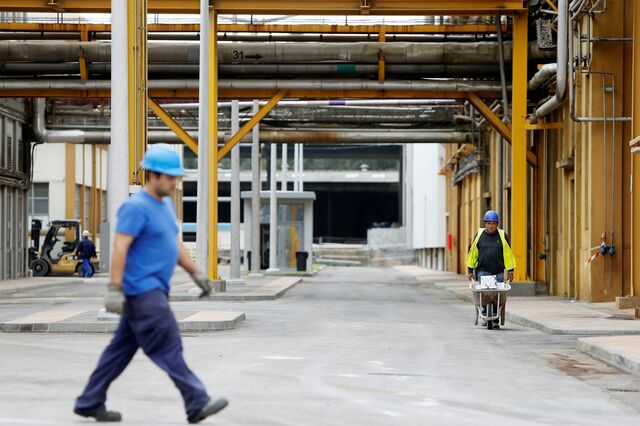 Contratação, preços e juros são nuvens no horizonte 