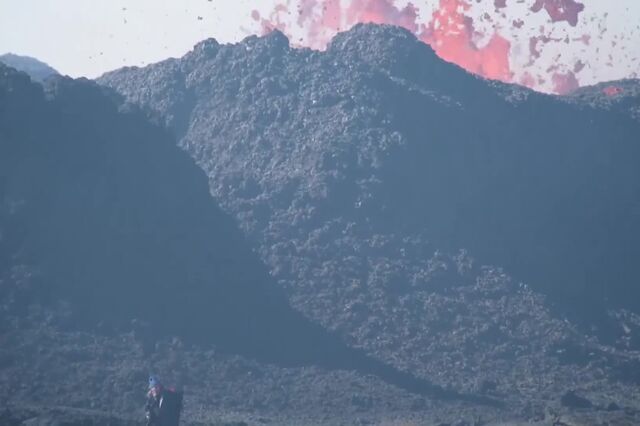 Vulcão na Islândia volta a entrar em erupção 