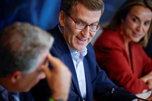 Maioria de direita cai e PP procura saída em acordo com PSOE