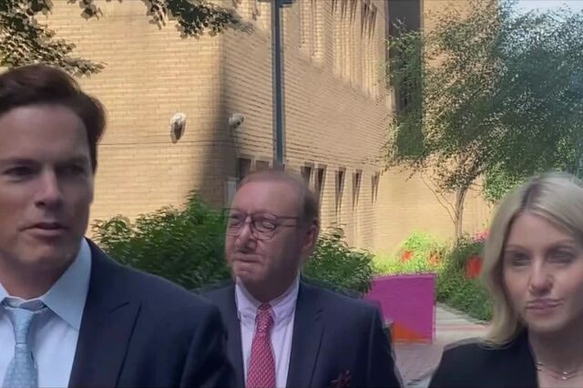Ator Kevin Spacey absolvido em Londres de nove crimes sexuais