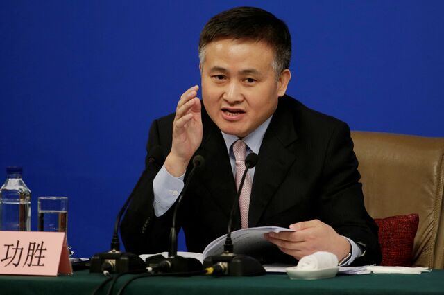 Pan Gongsheng, um “workaholic” que quer pôr o yuan na ordem
