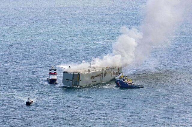 Navio com três mil carros a bordo incendeia-se ao largo dos Países Baixos