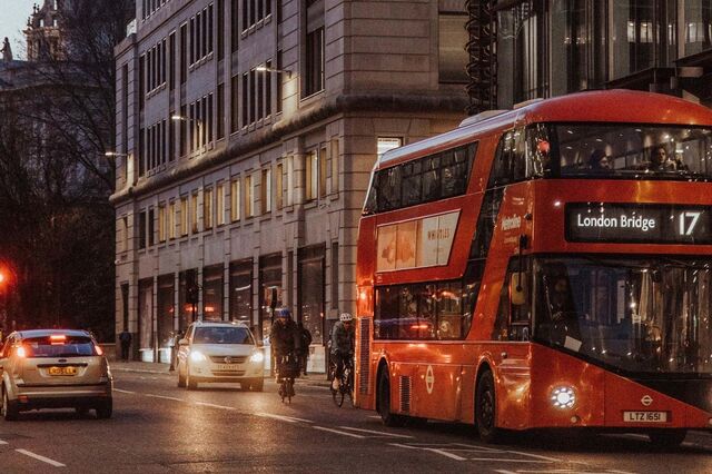 Inglaterra vai cobrar taxa a carros poluentes em quase toda a Grande Londres