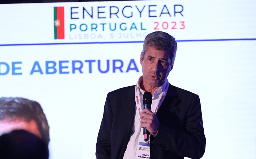 “Prometo que não vos vou pedir nenhum donativo para comprar um carro para a DGEG”, disse João Bernardo na abertura da Conferência Energyear.