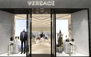 Prada mais próxima de comprar Versace por 1,5 mil milhões de euros