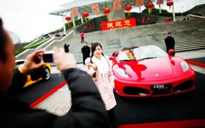 Ferrari atinge marco na China: é o país onde a marca mais carros vende a mulheres