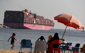 Volumes de transporte marítimo no Canal do Suez caem 55% numa semana